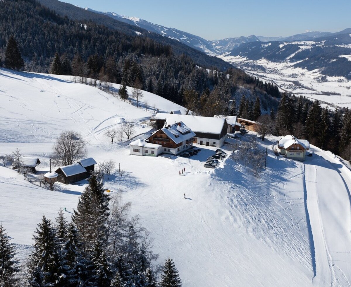 Right next to the ski slope, the skiing fun can start immediately.