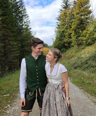Familie Promok at the Dirtlergut in the natural surroundings of the farmhouse.