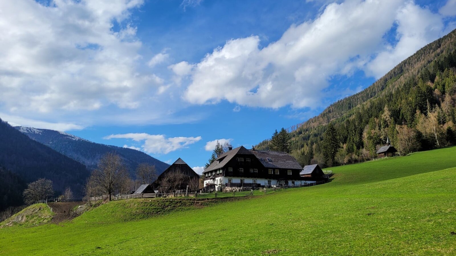The farmhouse, surrounded by green meadows and mountains, offers rooms and some apartments.