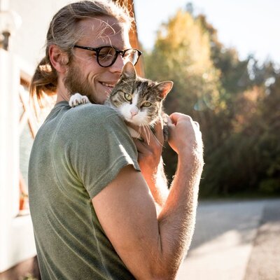 Tomcat Phil loves cuddles. c_miriam_raneburger