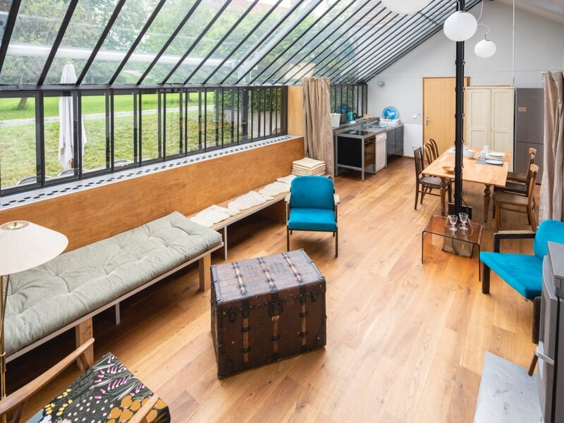 Bright and spacious living and dining area in the apartment Gute Luise, featuring comfortable seating, large windows, and a fully equipped self-catering kitchen.