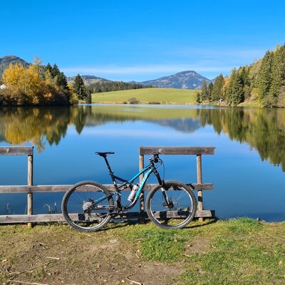 Mountain bike by the lake with views of the surrounding mountains and forests, suitable for active guests of the farmhouse.
