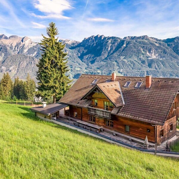 Scharlinger Alm at Hauser Kaibling – a cosy alpine mountain hut with panoramic mountain views in the Schladming-Dachstein region. © Elisabeth Fröhlich