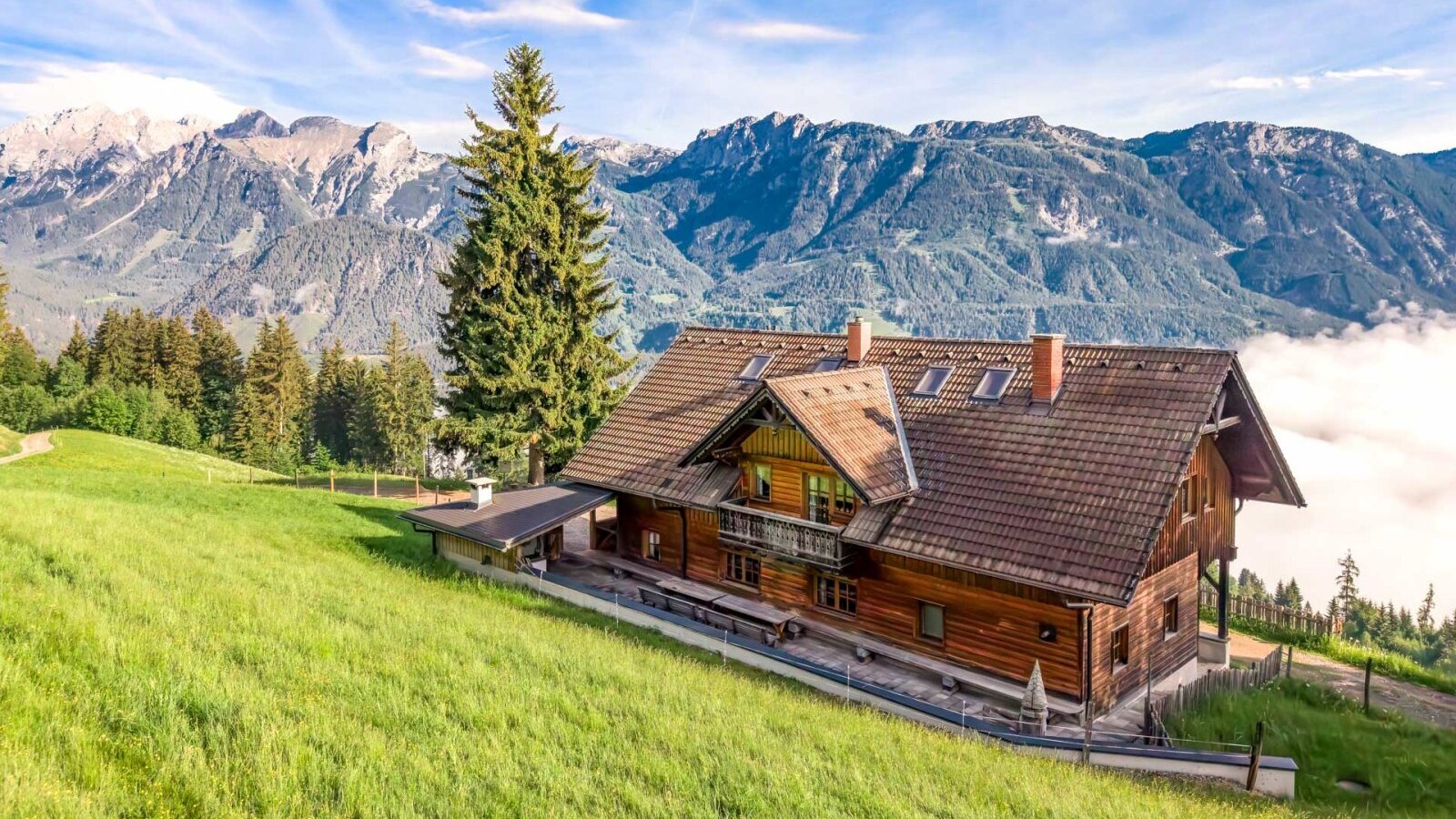 Scharlinger Alm at Hauser Kaibling – a cosy alpine mountain hut with panoramic mountain views in the Schladming-Dachstein region. © Elisabeth Fröhlich