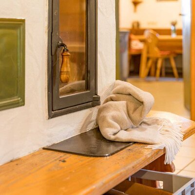 The fireplace is situated in the large dining room to enjoy great evenings together. © Elisabeth Fröhlich