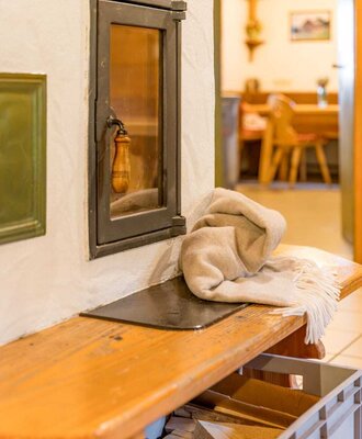 The fireplace is situated in the large dining room to enjoy great evenings together. © Elisabeth Fröhlich