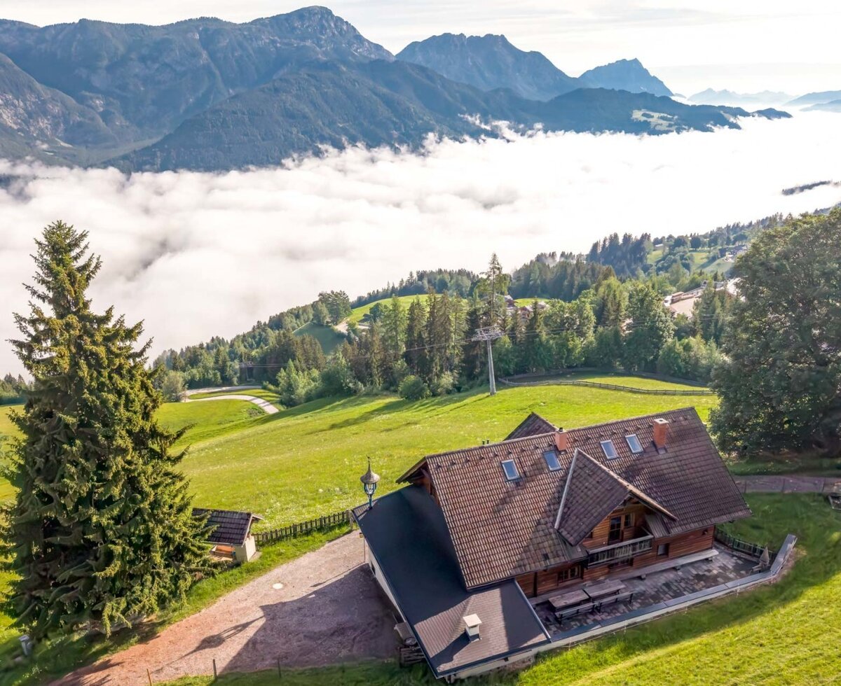 Alpine Hut Directly Beside the Ski Slope © Elisabeth Fröhlich