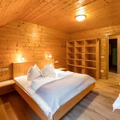 Bedroom 5 at Scharlinger Alm, close to hiking trails and ski slopes at Hauser Kaibling. © Elisabeth Fröhlich