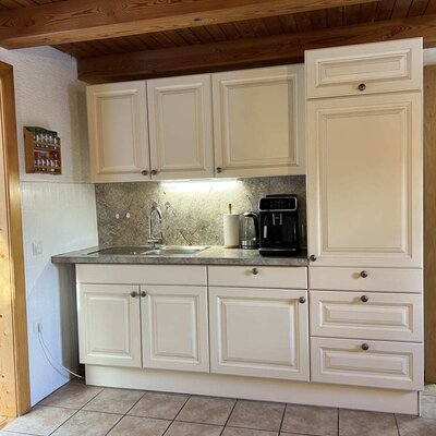 The fully equipped kitchen of the Ap­par­te­ments with a coffee machine.