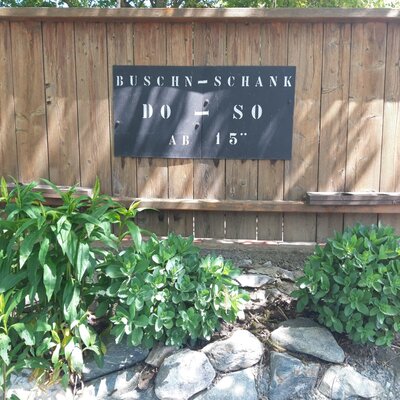 The farmhouse's Buschenschank sign, indicating opening hours from Thursday to Sunday, starting at 3 PM.