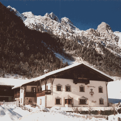 Winter magic around the Alfaierhof with a cozy atmosphere and Tyrolean mountain panorama.