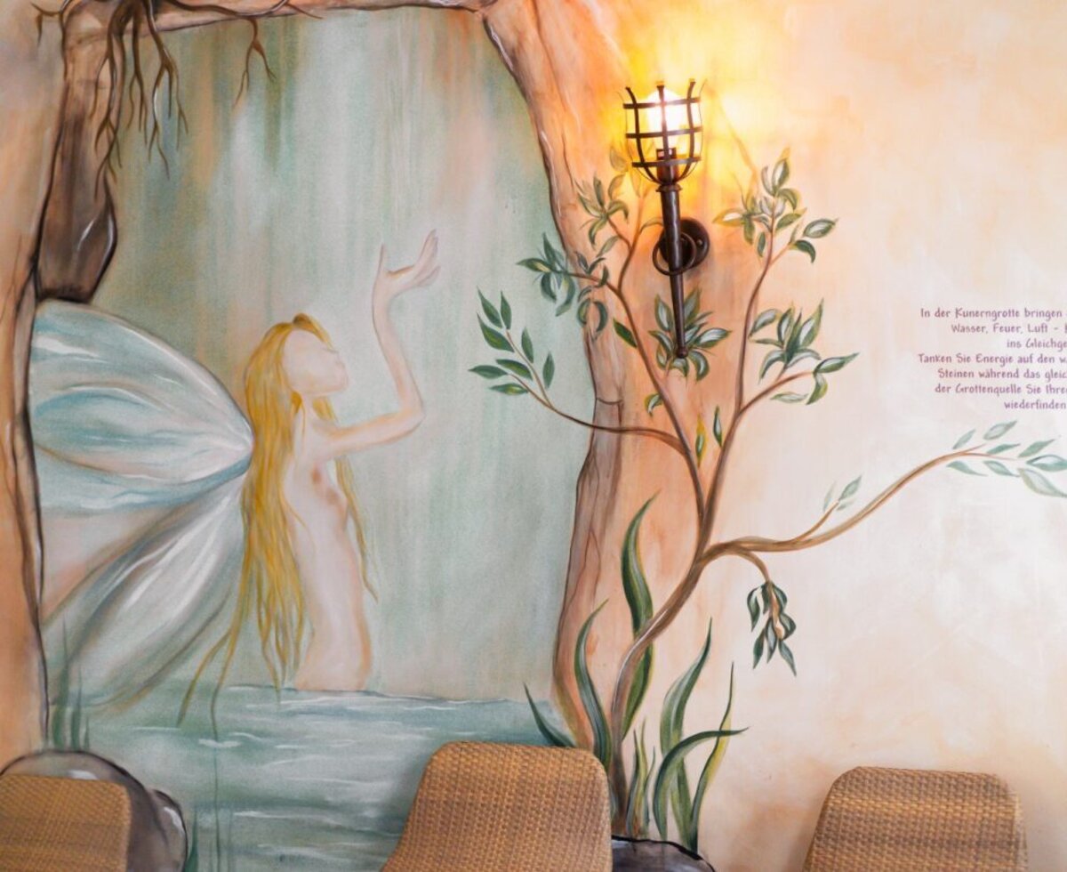 Mural of an elf in the "Kunerngrotte" in the wellness area.