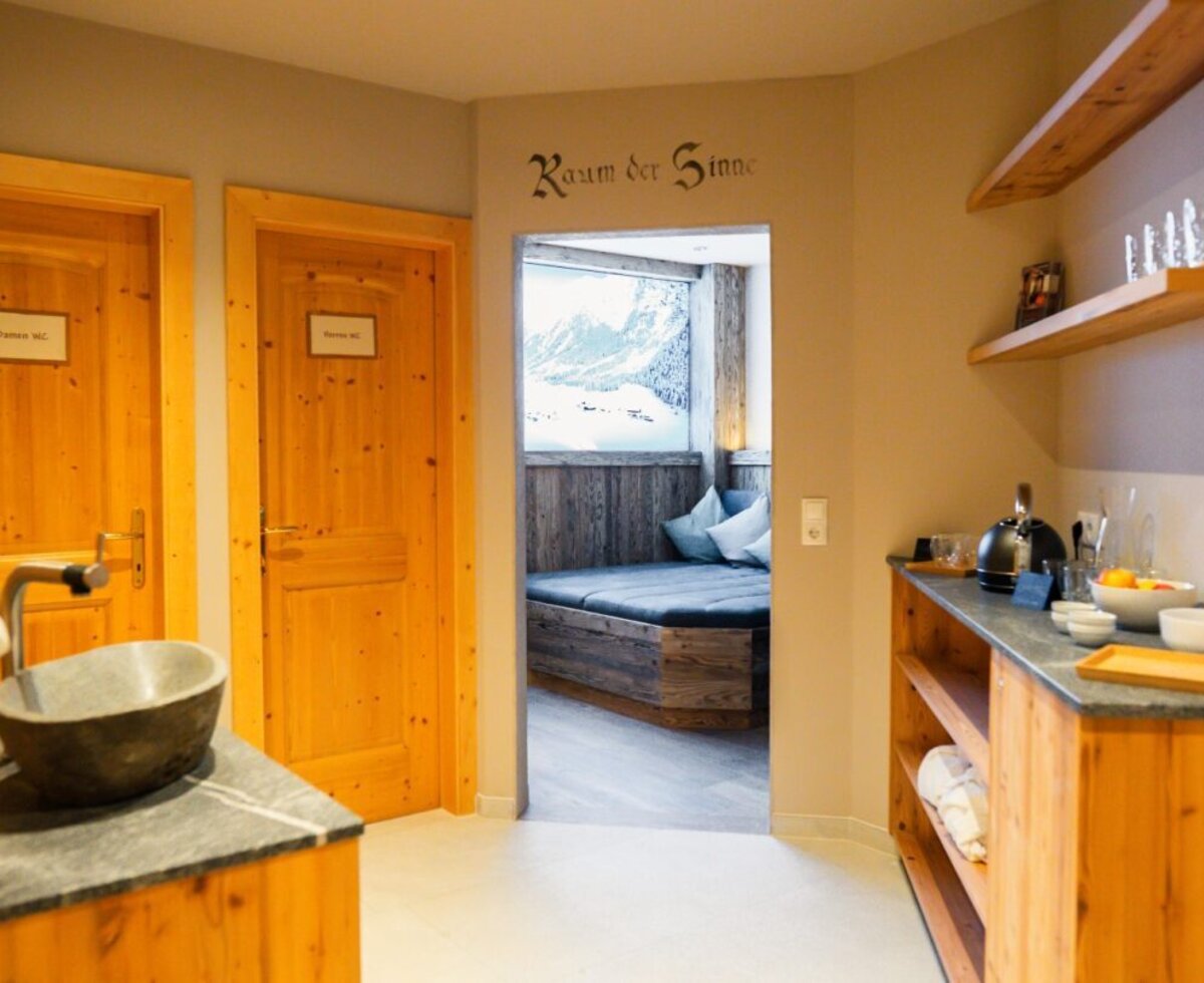 In the tea kitchen of the wellness area, relaxed moments of enjoyment are the focus.