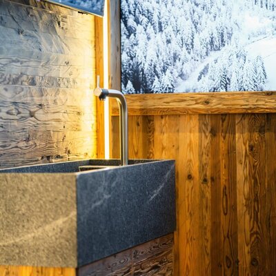The stone arm Kneipp basin in the Room of Senses combines natural materials with a relaxing feel-good atmosphere.