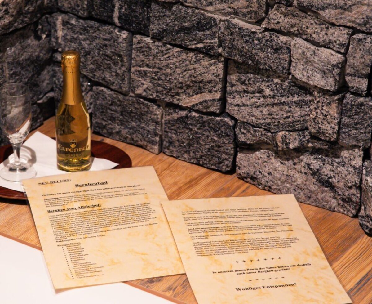 In the wellness area of Bergheimat, guests can relax with a good wine from Elfenhof and learn about the mountain hay bath.