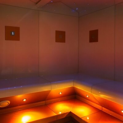 Pleasant warmth and the scent of selected herbs make the steam bath a special wellness experience.