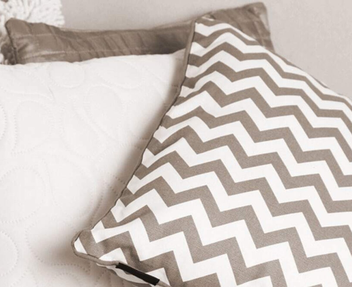 A selection of cozy, stylishly patterned cushions on the sofa in the apartment.