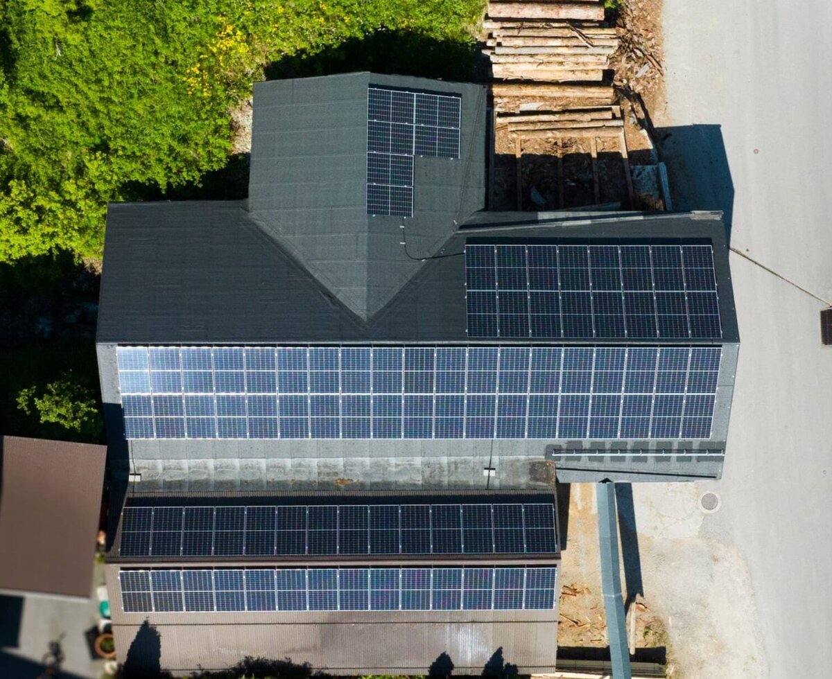 Bird's-eye view of the farmhouse's roof, equipped with modern solar panels for eco-friendly energy.