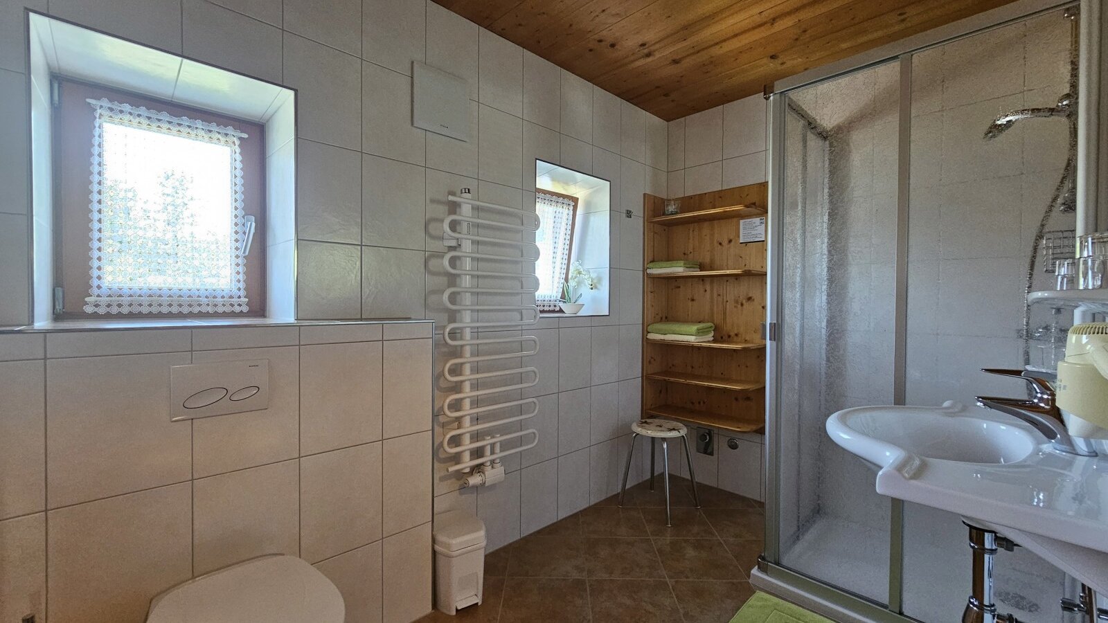 Bathroom for the 2nd double room of the holiday apartment "Furglerblick"