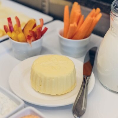 Rich breakfast buffet with delicious farm butter from a farmer in the Stubai Valley.