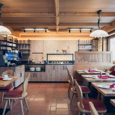 Rich breakfast buffet with regional and farm-fresh delicacies at the Ladestatthof and breakfast room