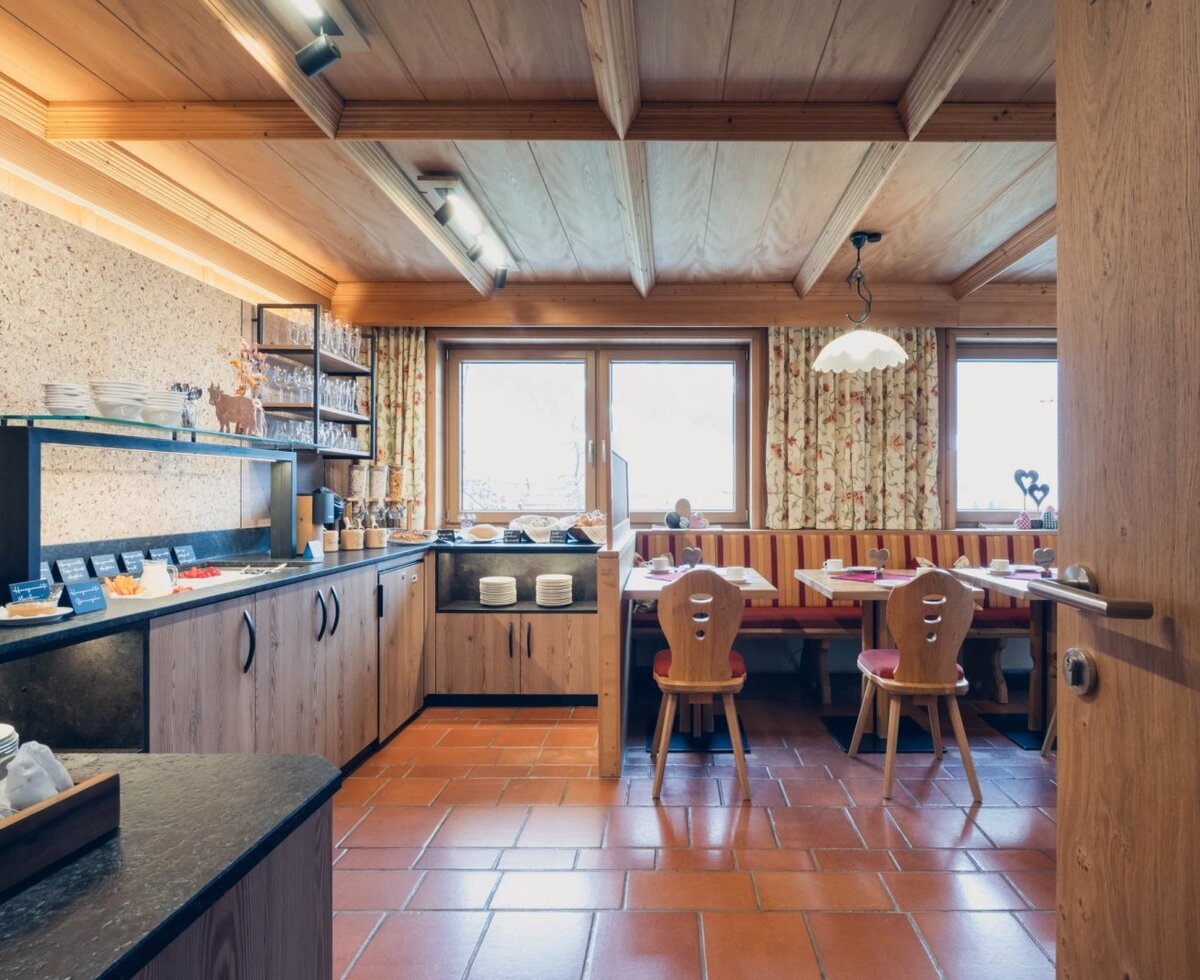 Rich breakfast buffet with regional and farm-fresh delicacies at Ladestatthof