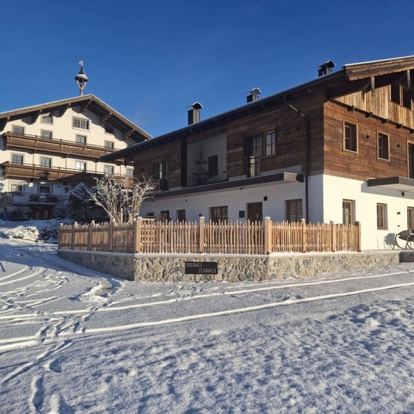 The Zuahaus and the Riedhof (adjacent vacation home) in winter and snow-covered surroundings.