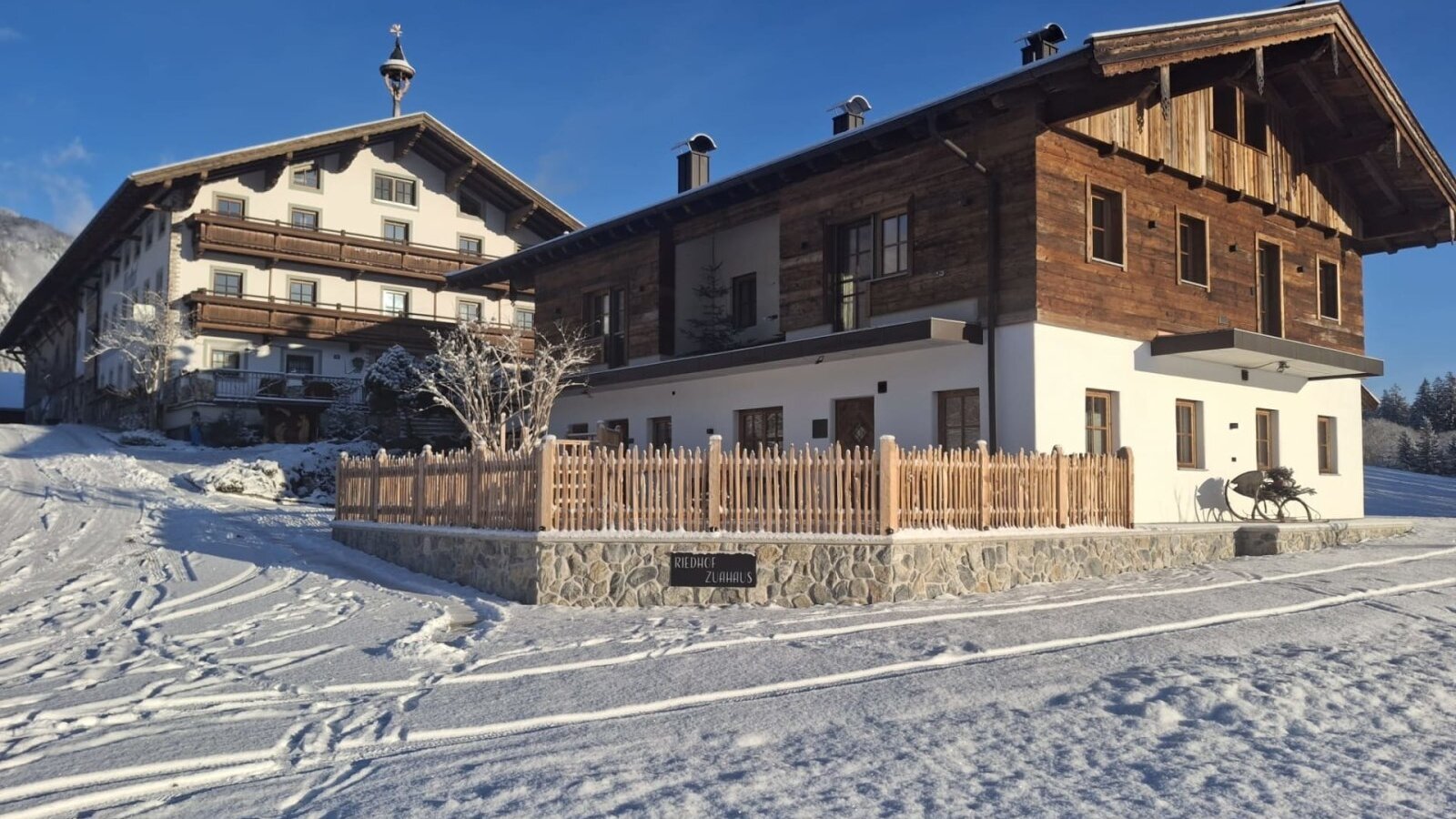 The Zuahaus and the Riedhof (adjacent vacation home) in winter and snow-covered surroundings.