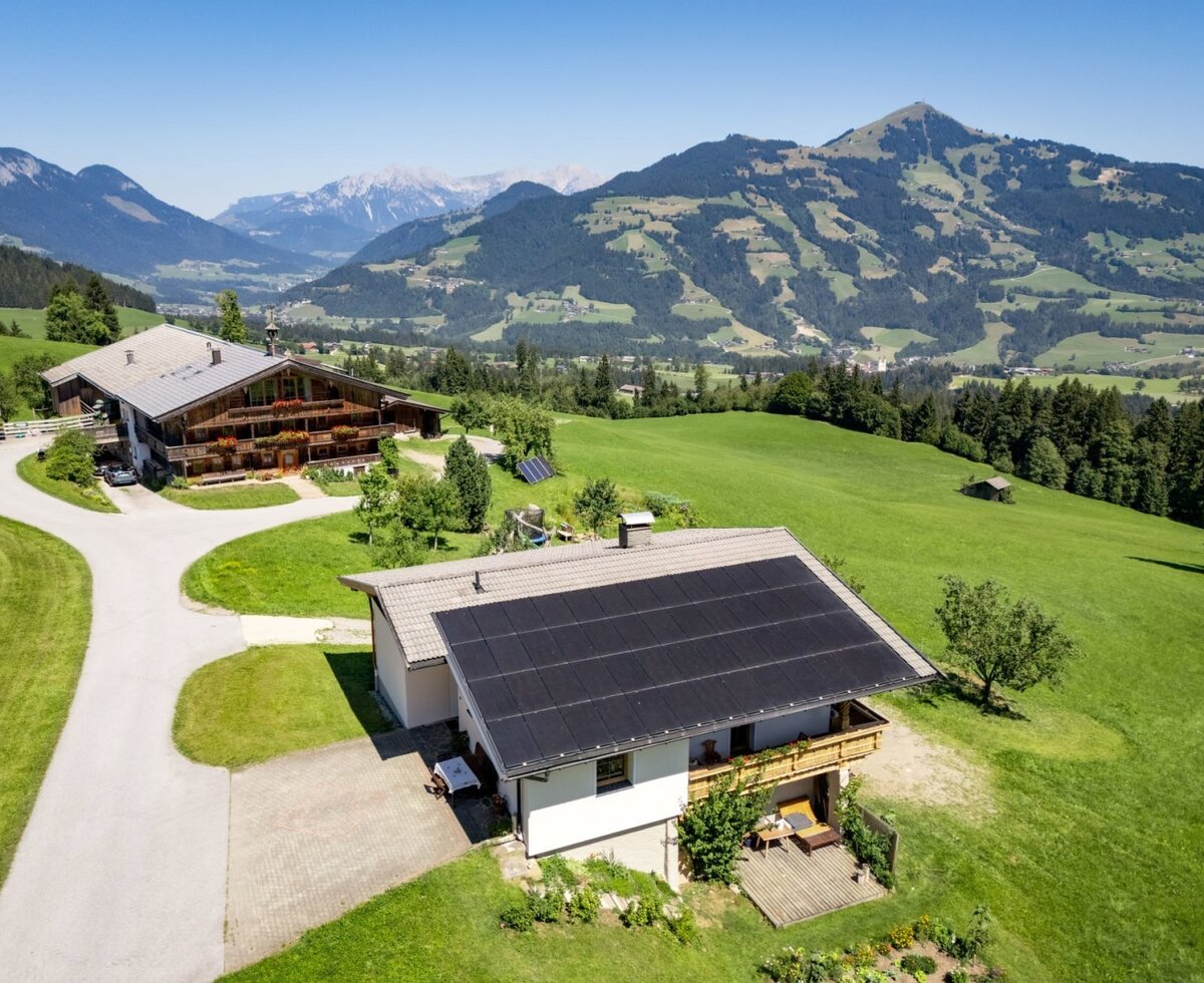 The idyllically situated apartments on the farm, surrounded by green meadows and offering a wonderful view of the surrounding mountains.