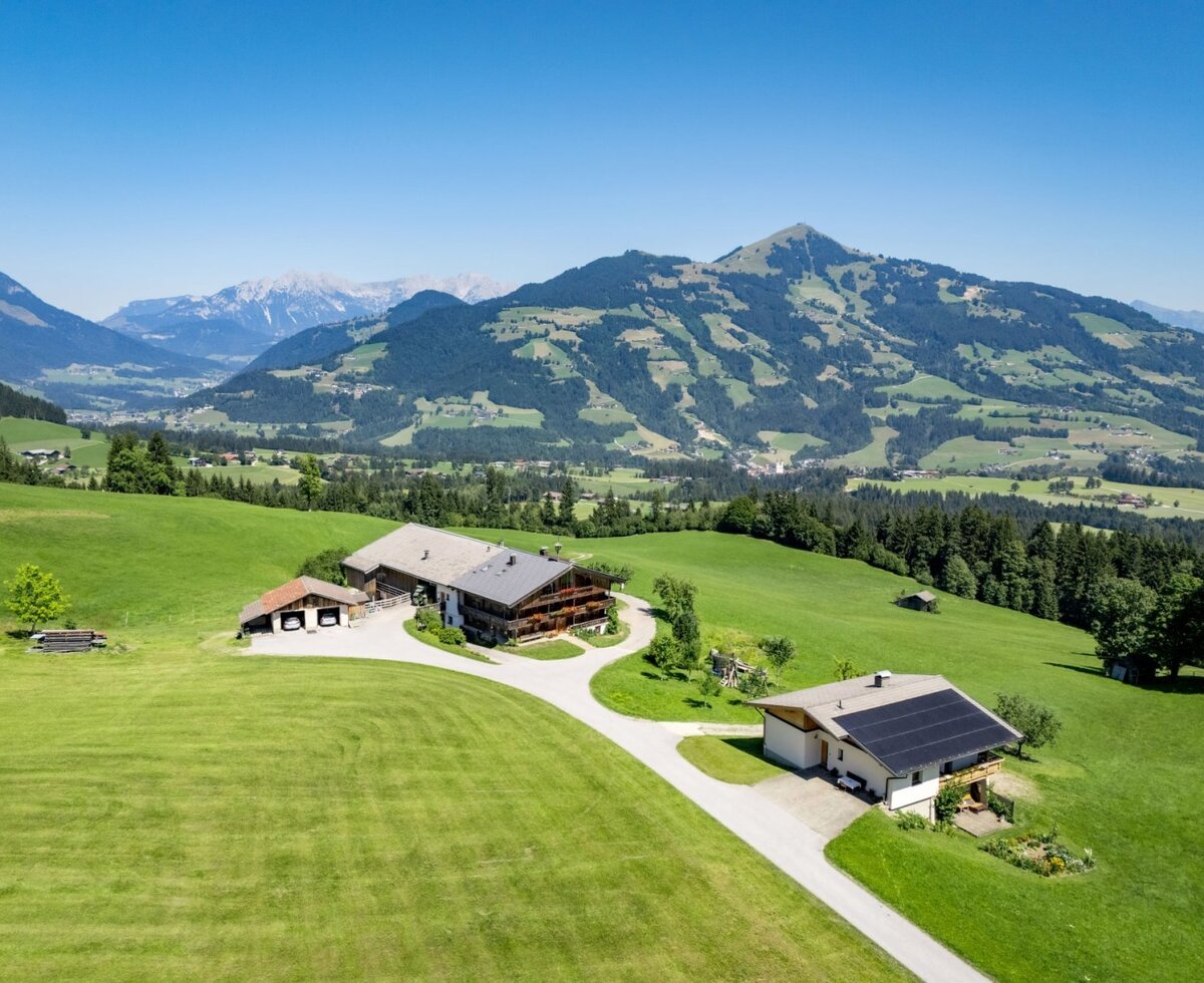 The idyllically situated apartments on the farm, surrounded by expansive green meadows and a picturesque mountain backdrop.