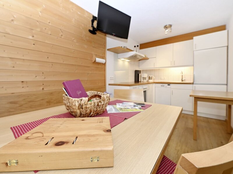 Kitchen with dining area, in the holiday flat Bergahorn.