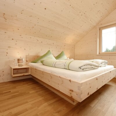 Üntsche Bedroom