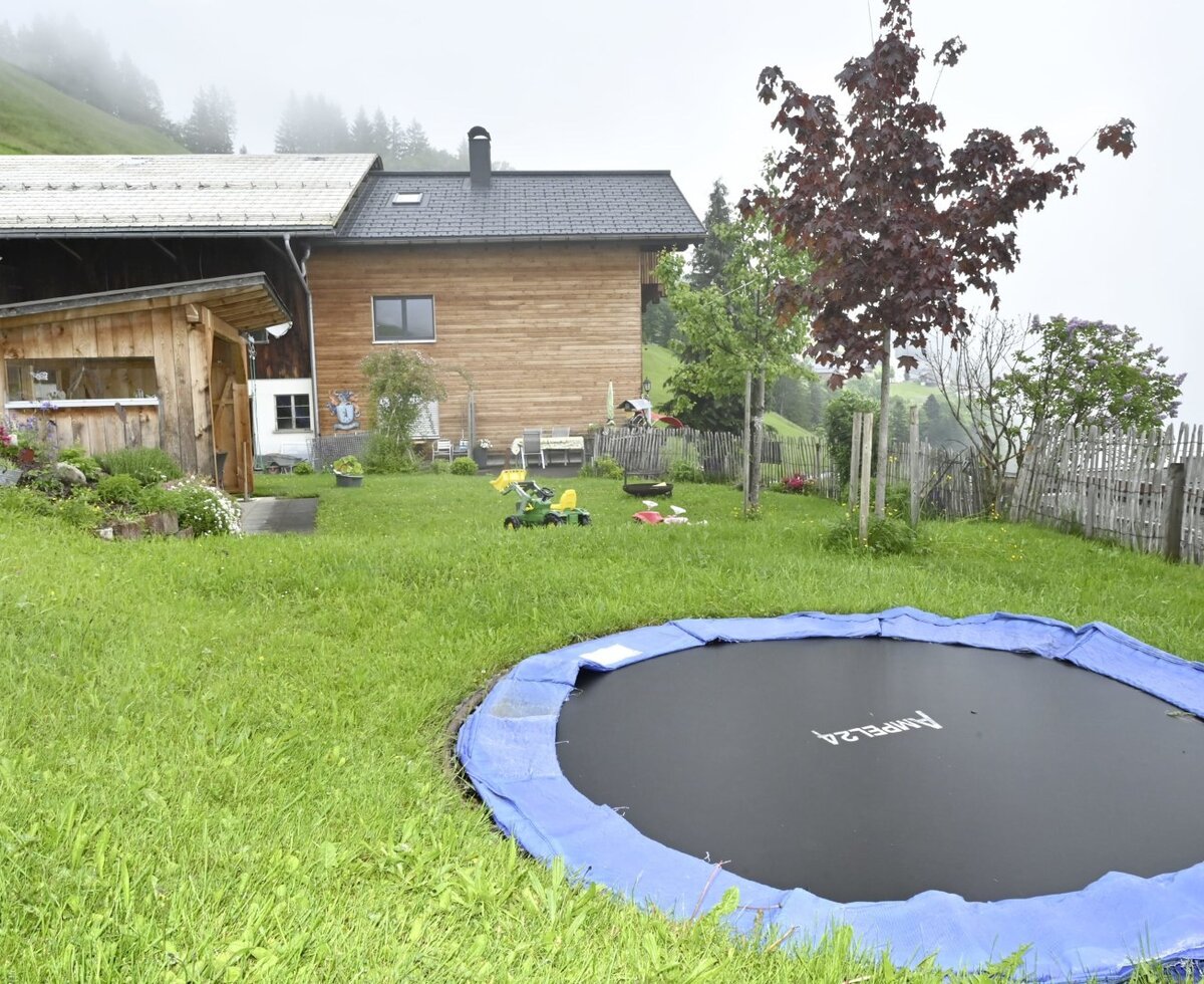 The farm house garden offers a trampoline and a lawn with children's toys.