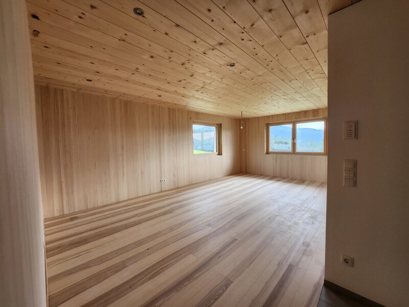 Very bright living and dining area