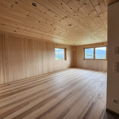 Very bright living and dining area