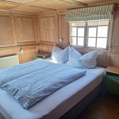 A cozy bedroom in the holiday home featuring an inviting kingsize double bed.