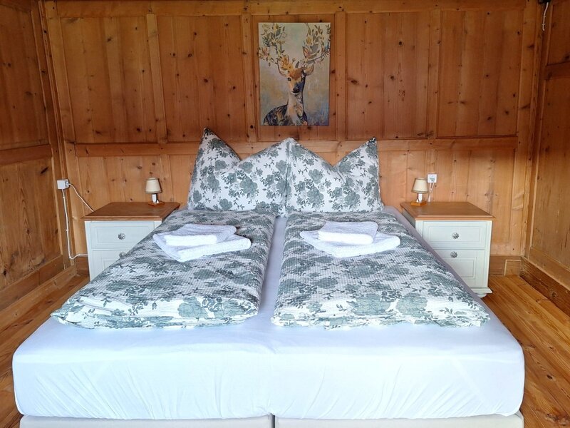 A cozy bedroom featuring an inviting queensize double bed.