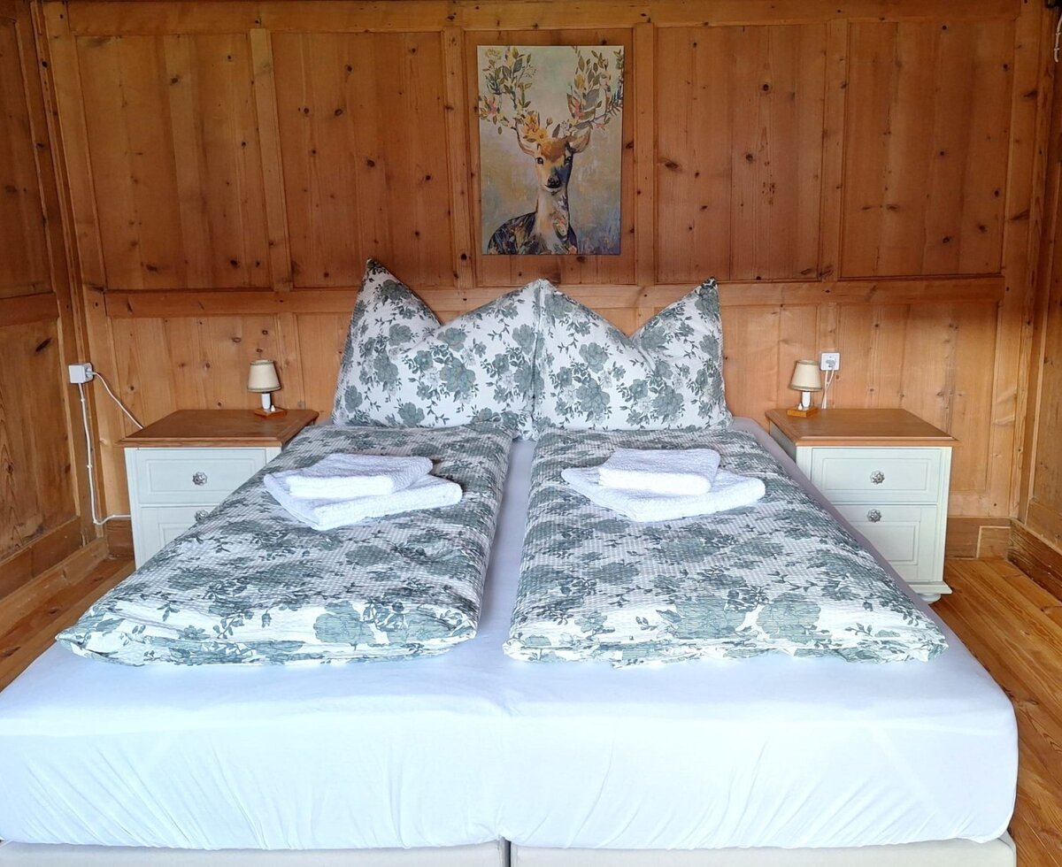 A cozy bedroom featuring an inviting queensize double bed.