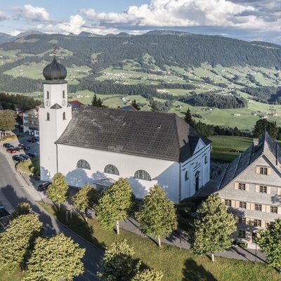 Join our weekly guided village tour to discover the unique architecture of the parish church, the old rectory, the municipal office, and more.