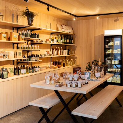 The bed and breakfast's inviting farm shop, featuring a wide selection of regional products and cozy wooden benches.