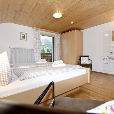 Double bedroom with washbasin