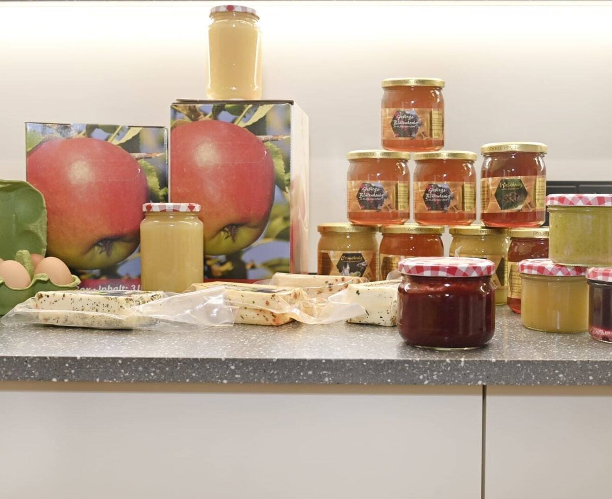 Products available directly at the farmhouse, including high mountain honey, eggs, cheese, and homemade preserves.