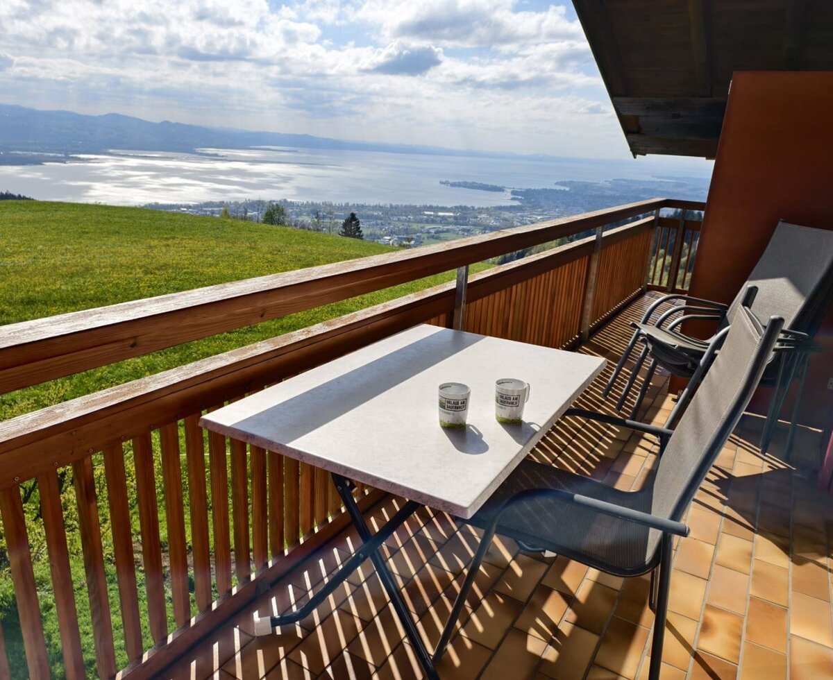 Balcony of the apartment Dreiländerblick with a view of the lake and mountains.