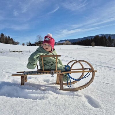 Whether on a toboggan, cross-country skis or snowshoes – everything is possible here in Sulzberg.