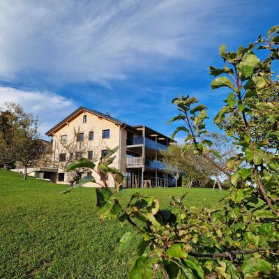 The Weitblickhof Roth surrounded by green meadows.